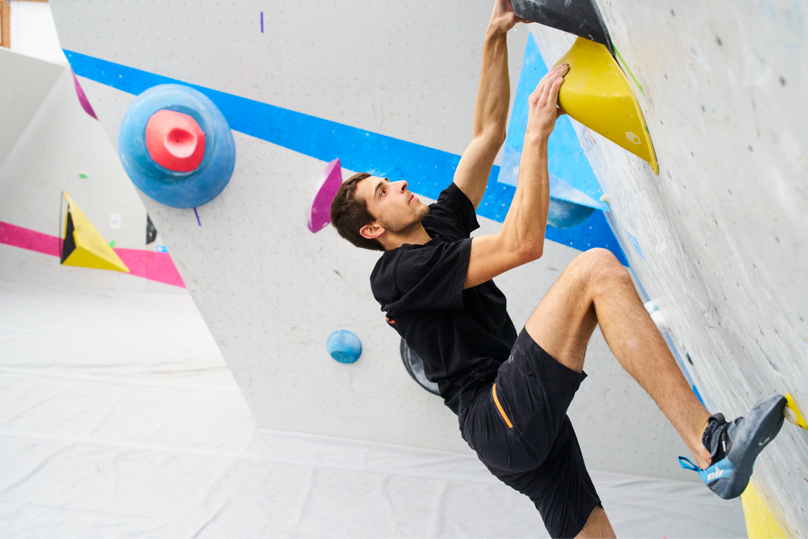 photo de Paul Jenft en plein effort sur un mur d'escalade