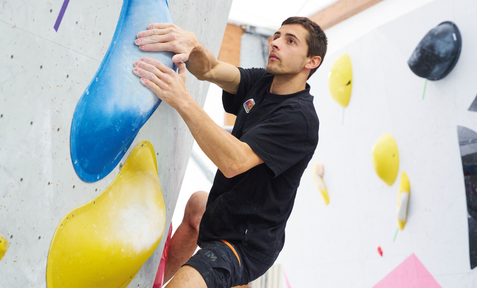 Photo de Paul en plein effort sur un mur d'escalade