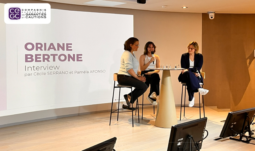 Photo d'Oriane Bertone interviewée par 2 collaboratrices CEGC dans l'auditorium des locaux CEGC