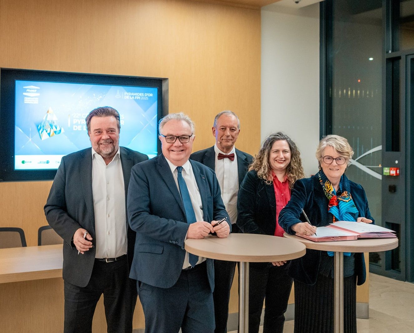 Anne Sallé Mongauze Directrice Générale de CEGC, aux côtés des représentants de le FPI France, lors de la signature officielle de ce partenariat visant en renforcer la coopération.
